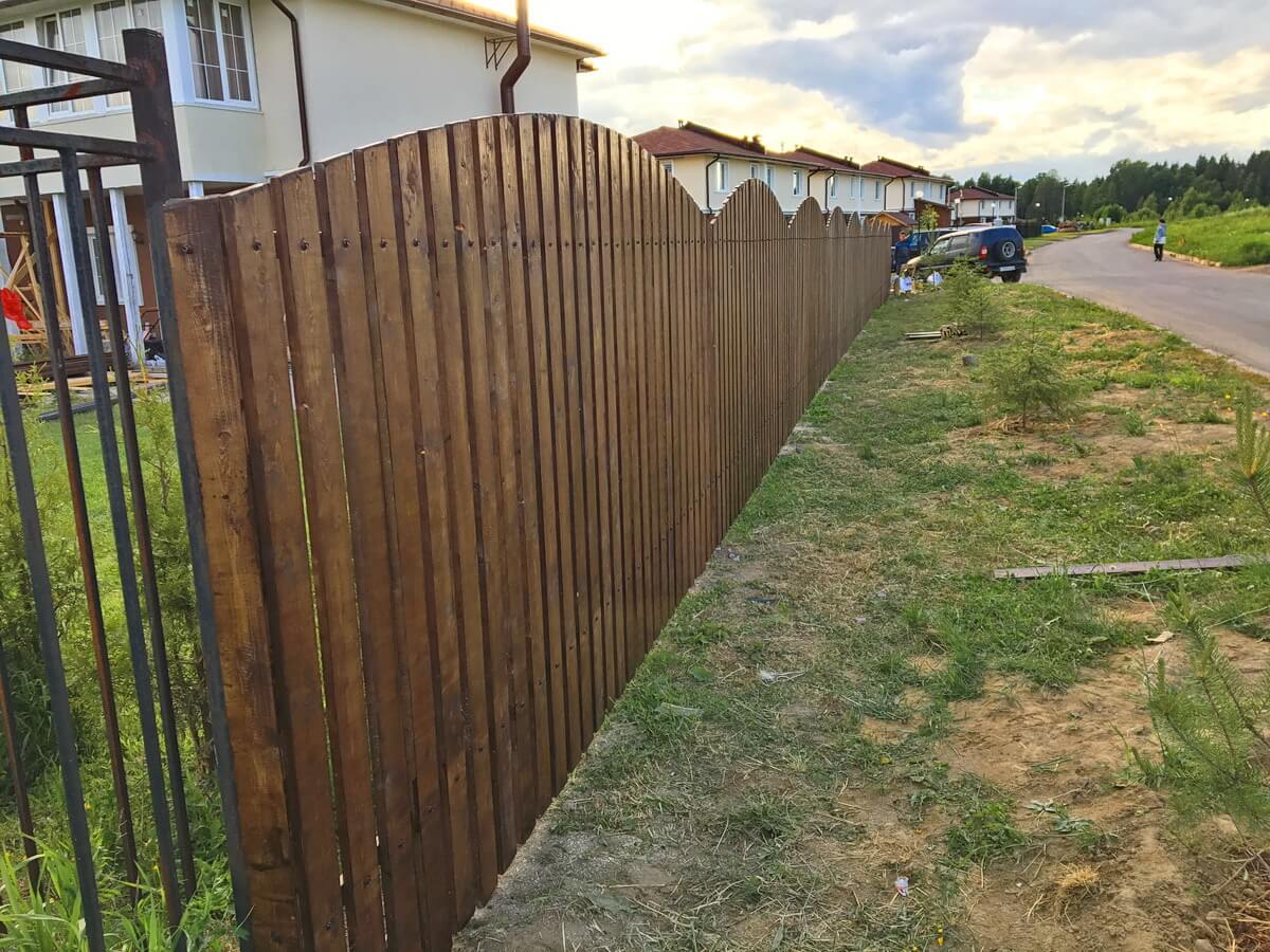 Забор из струганого деревянного штакетника